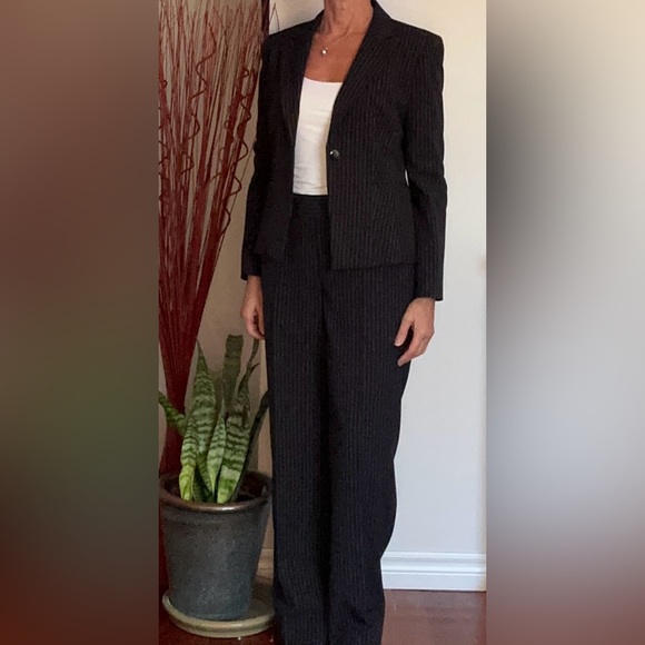 Evan Picone navy blue pinstripes pant suit. Size 8 - Picture 4 of 10